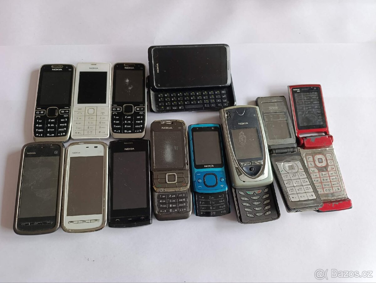 Hodně starých telefonů