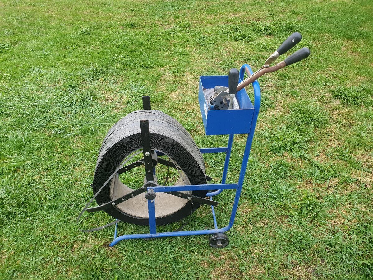 Pojízdný páskovací se na balení