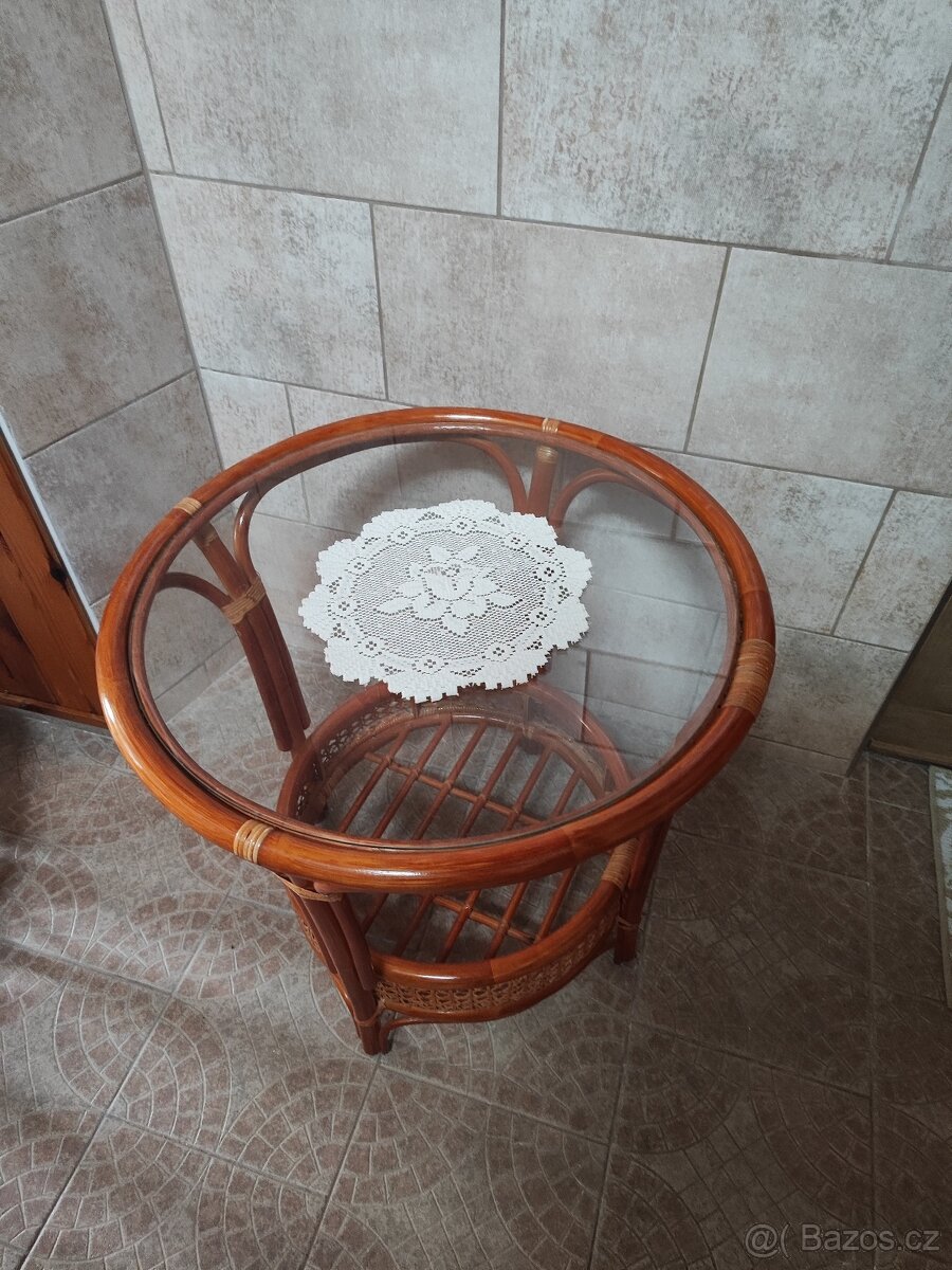 ratanový stolek a taburetky