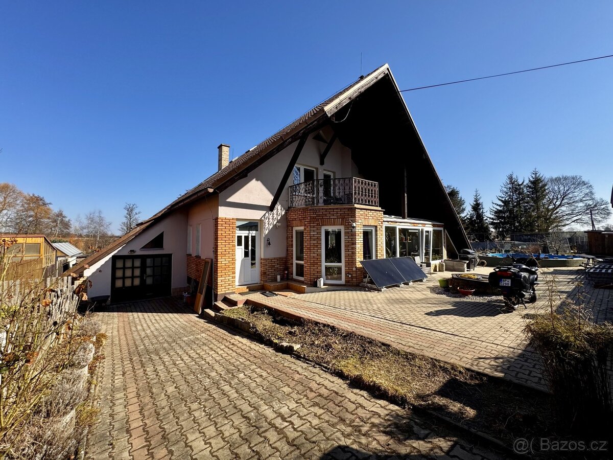 Rodinný dům 6+kk s garáží, bazénem, kolnou a zahradou 2465 m
