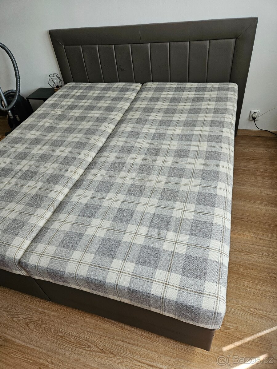 čalouněná manželská postel