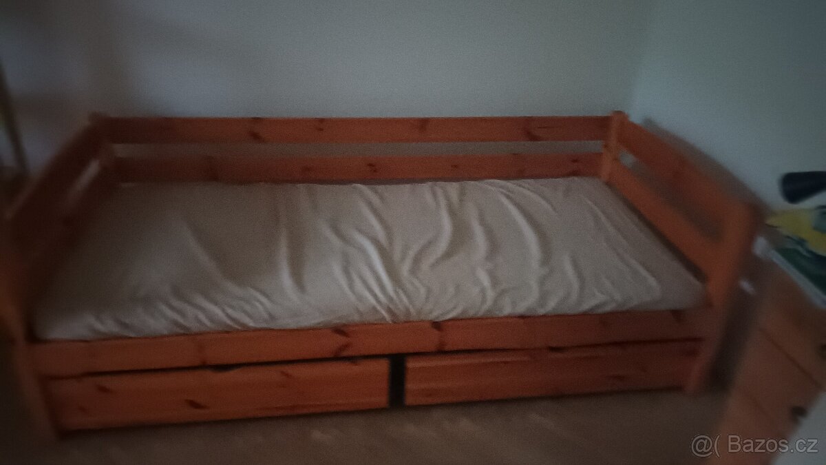 Dřevěná postel s úložním prostorem