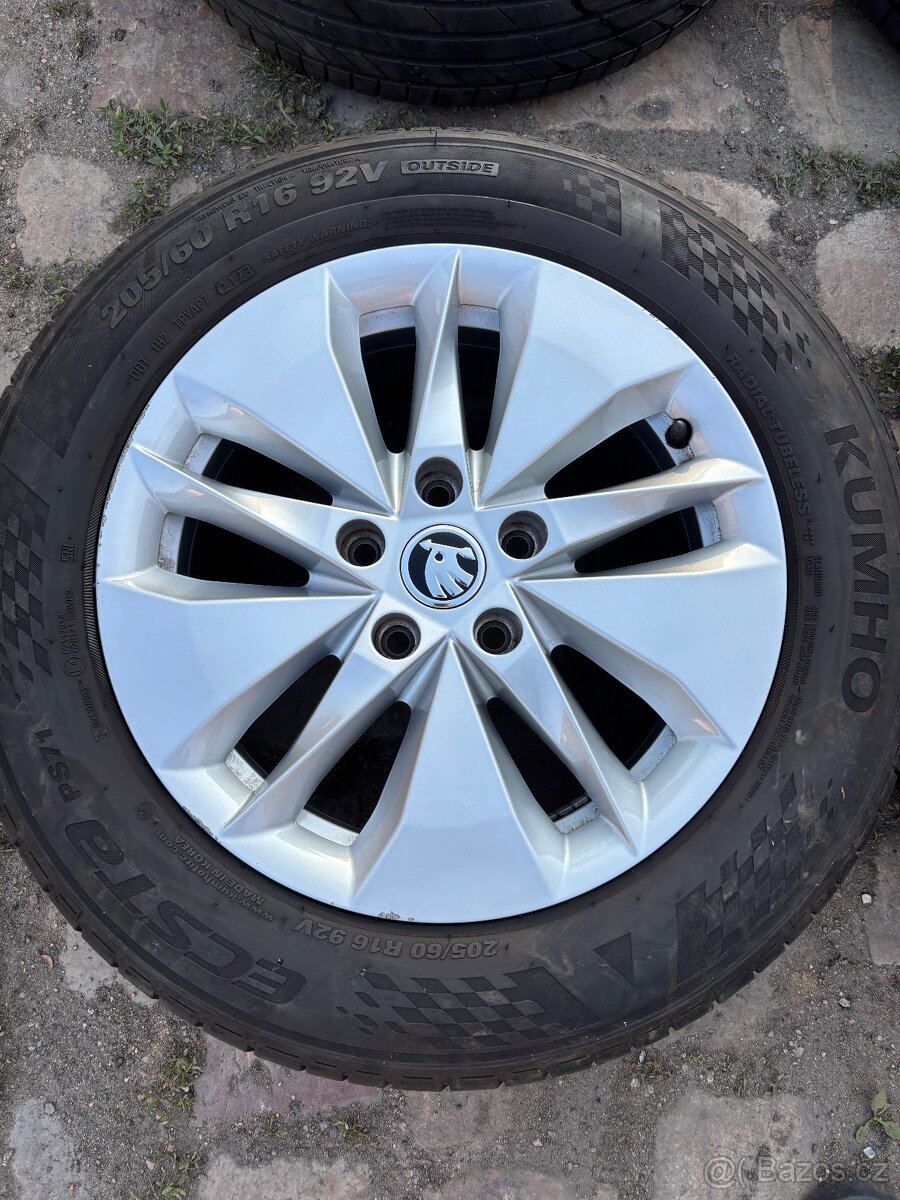 Škoda Twister litá kola R16 a letní pneu Octavia 4