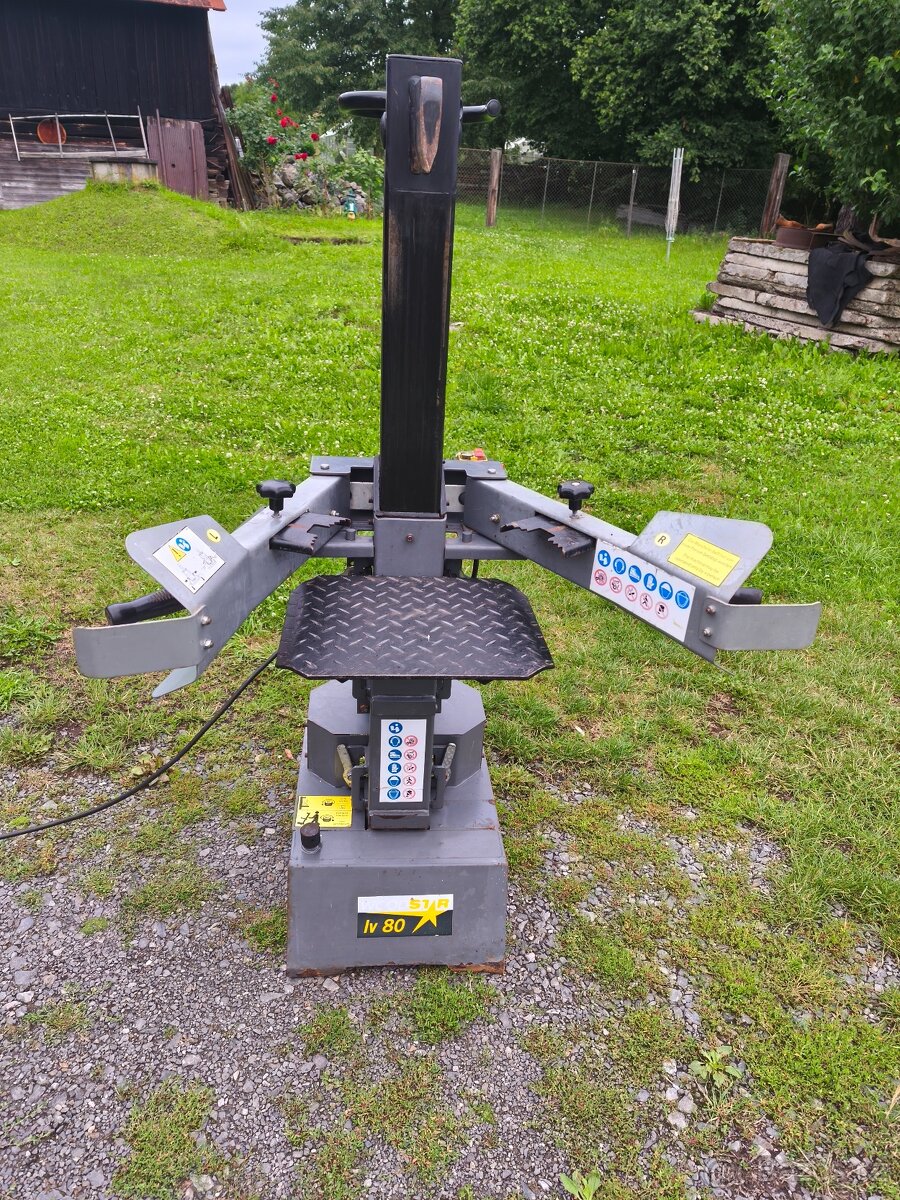 Prodám Štípač dřeva Woodster Lv 80. Délka polena až 104 cm.