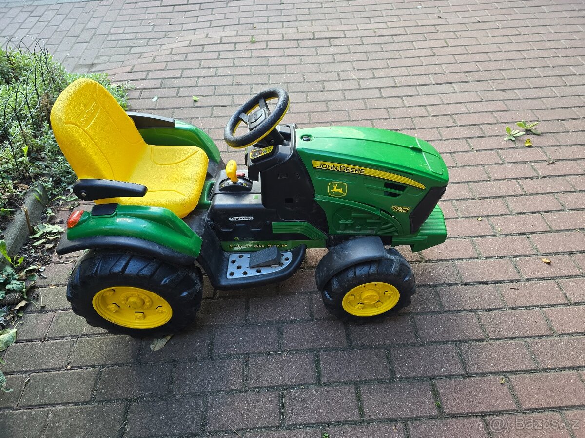 Dětský traktor Peg Perego John Deere Ground Force s přívesem