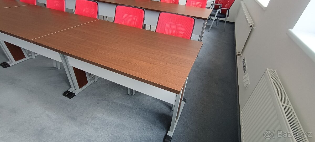 Stoly a židle z učebny