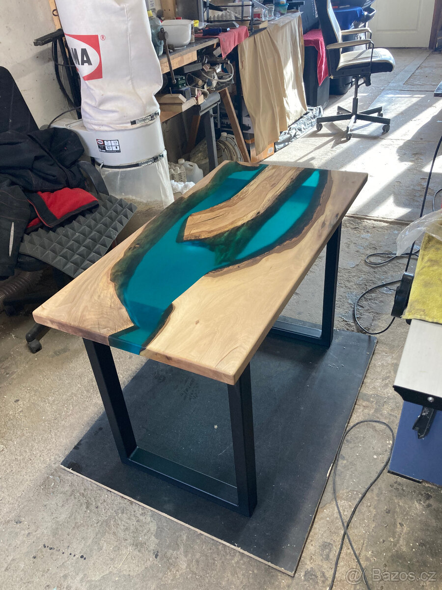 Stůl z masivu a epoxidu