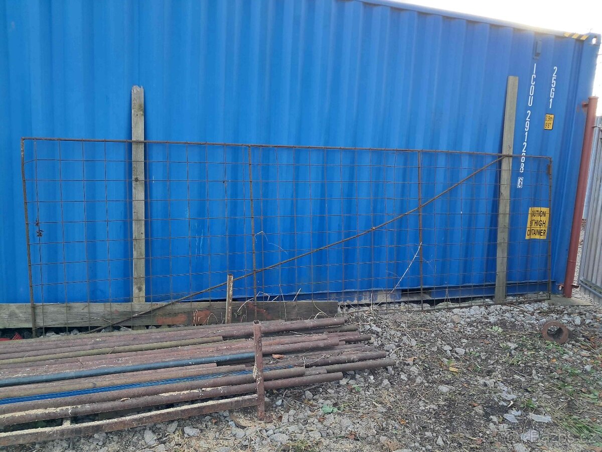 Brána, oplocení stavby, plot - výška 156cm, délka 5metrů