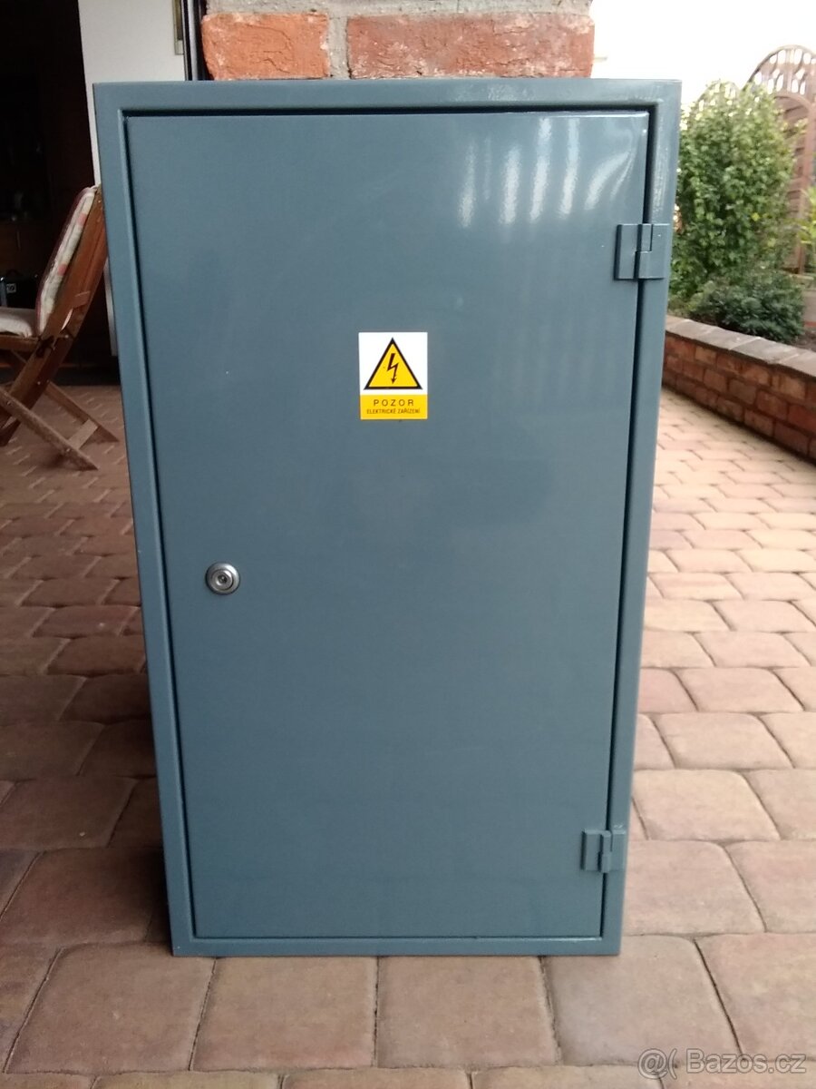 Elektroměrový rozvaděč na zeď