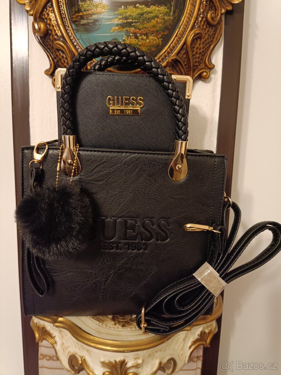 Kabelka Guess s peněženkou, 2 klíčenky a odnímatelný popruh.