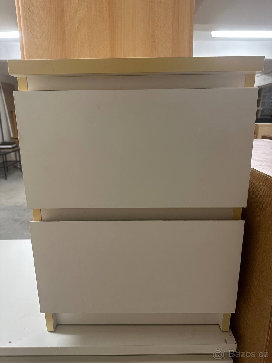 Noční stolek – bílý