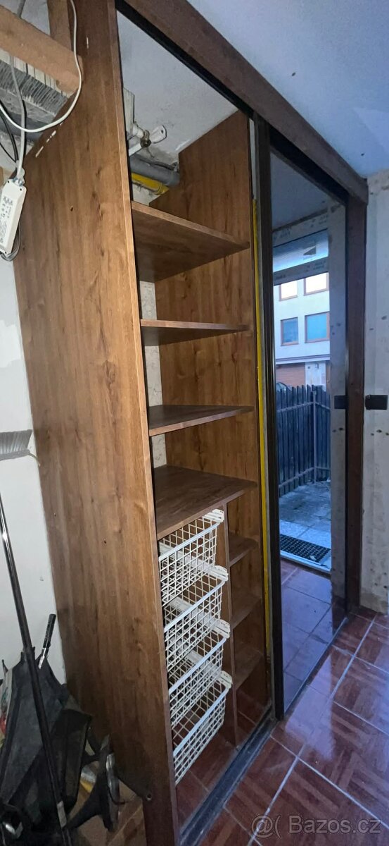 Rohová vestavěná skříň