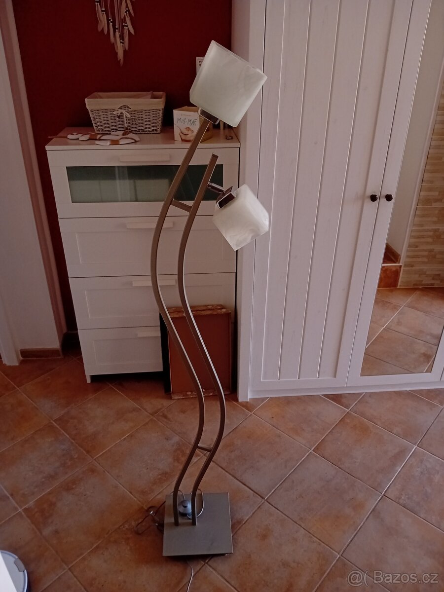 prodám stojící lampu.