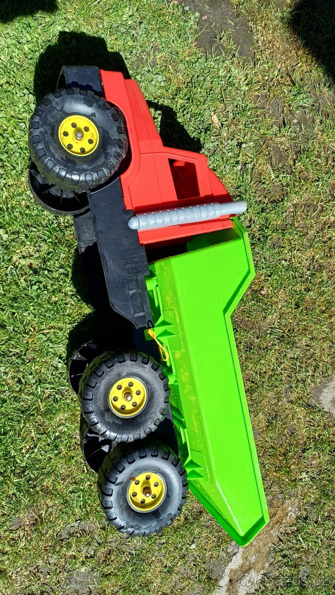 Velké plastové auto