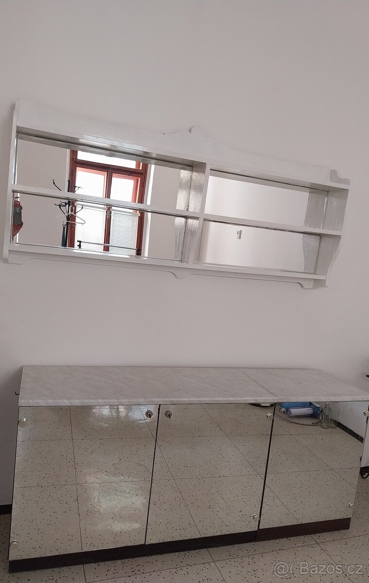 Skříň a police se zdrcadly