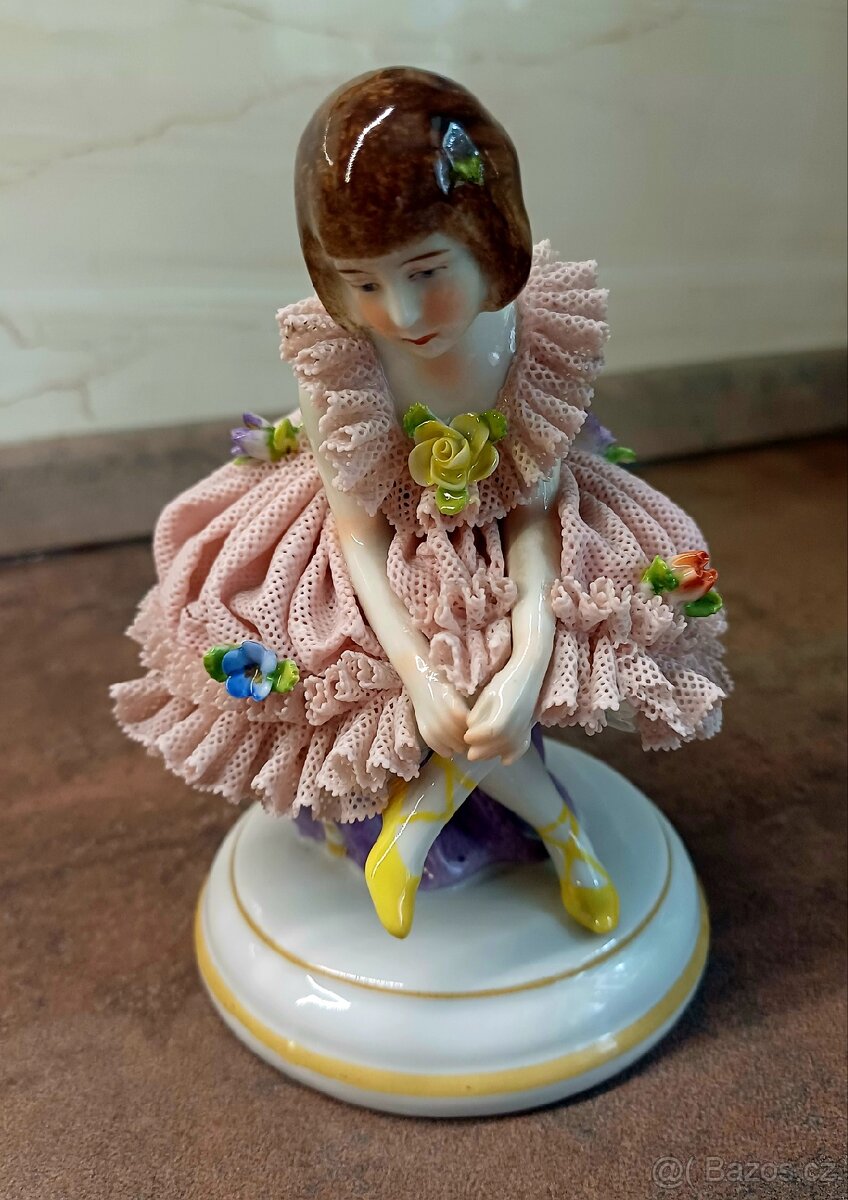 Starožitná porcelánová soška