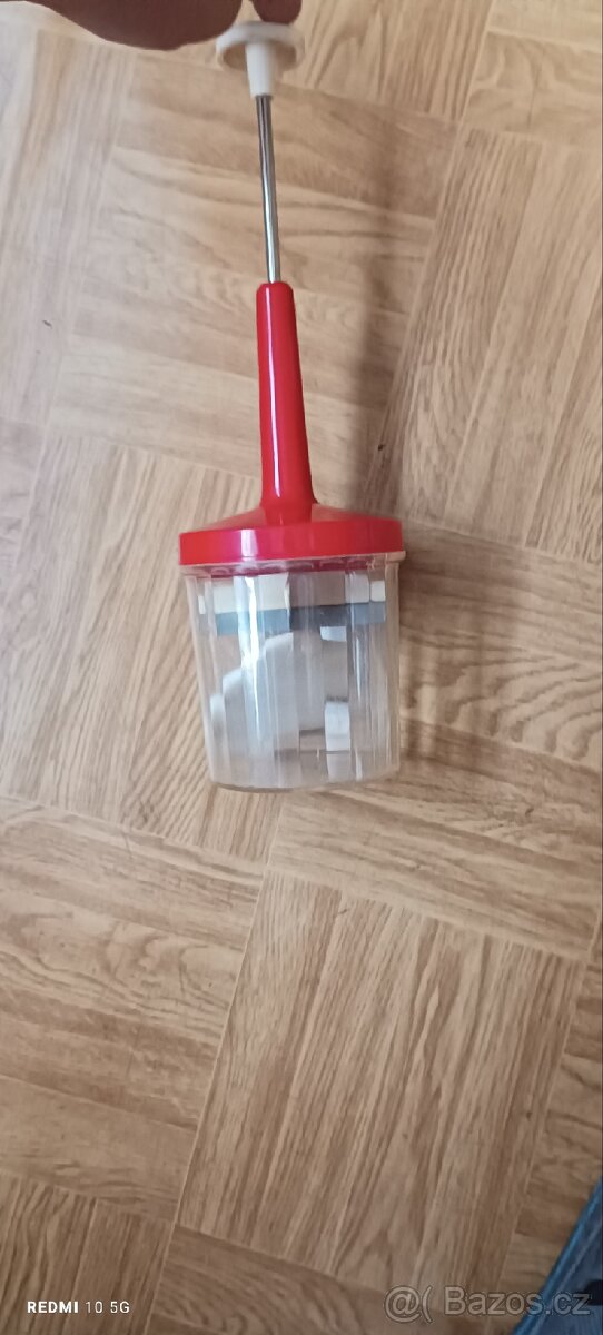 Ruční sekáček na ořechy