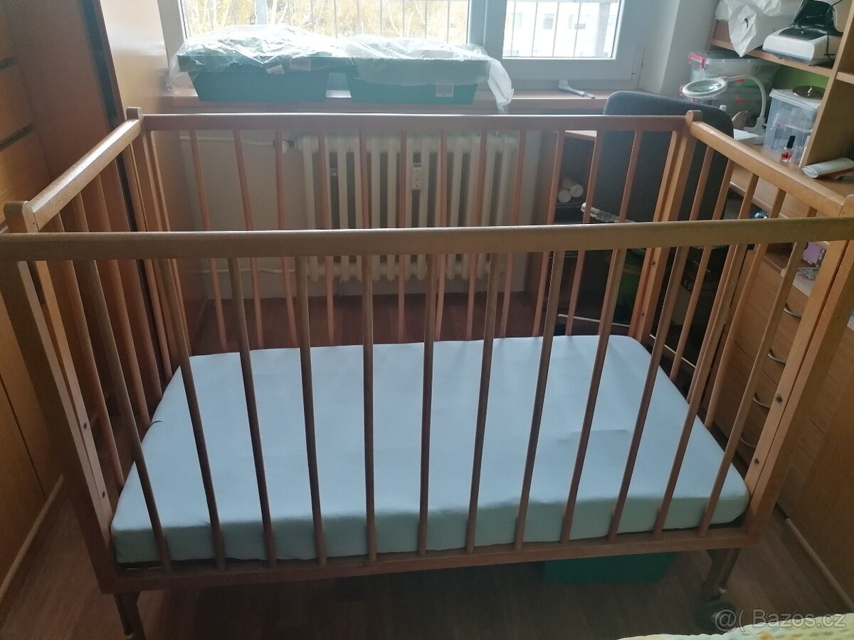 Dětská dřevěná postýlka