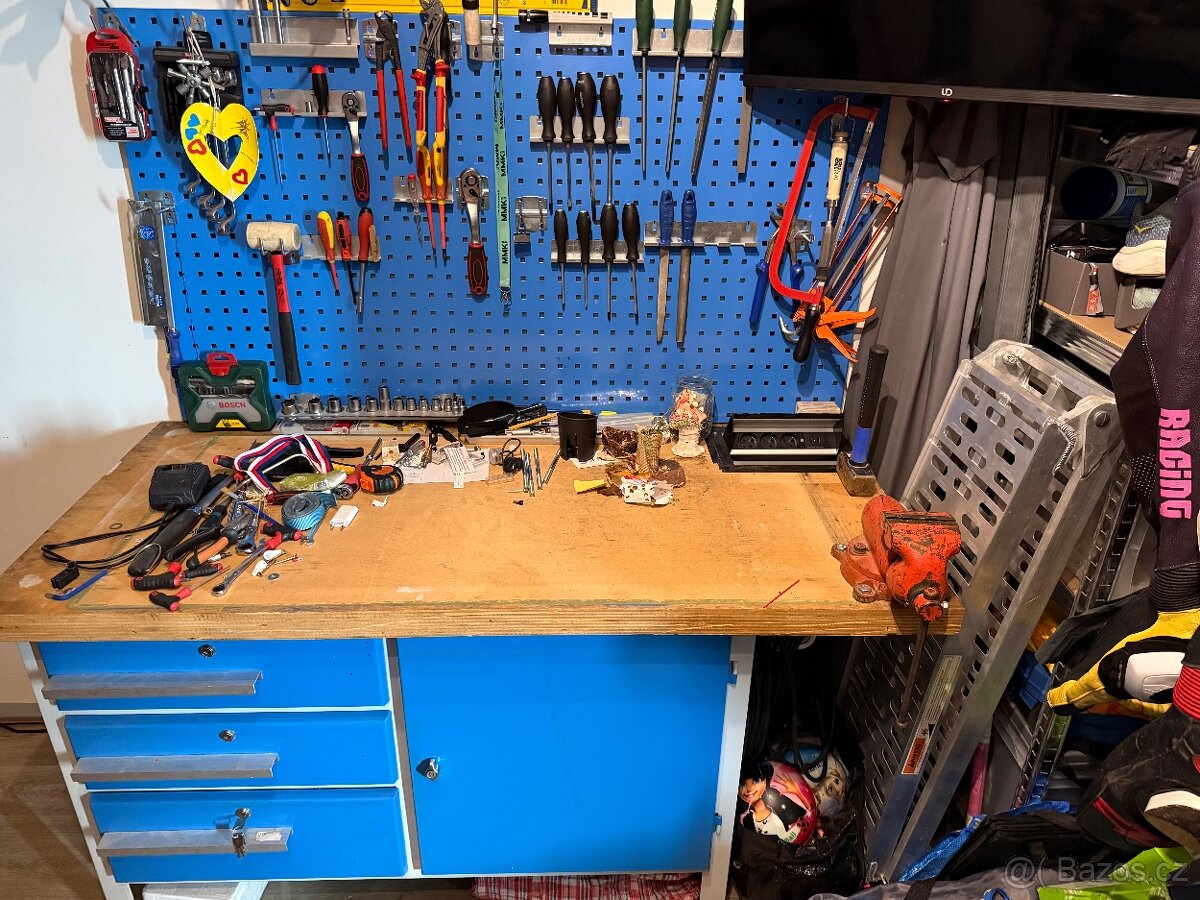 Ponk se svěrákem s závěsným systém na nářadí