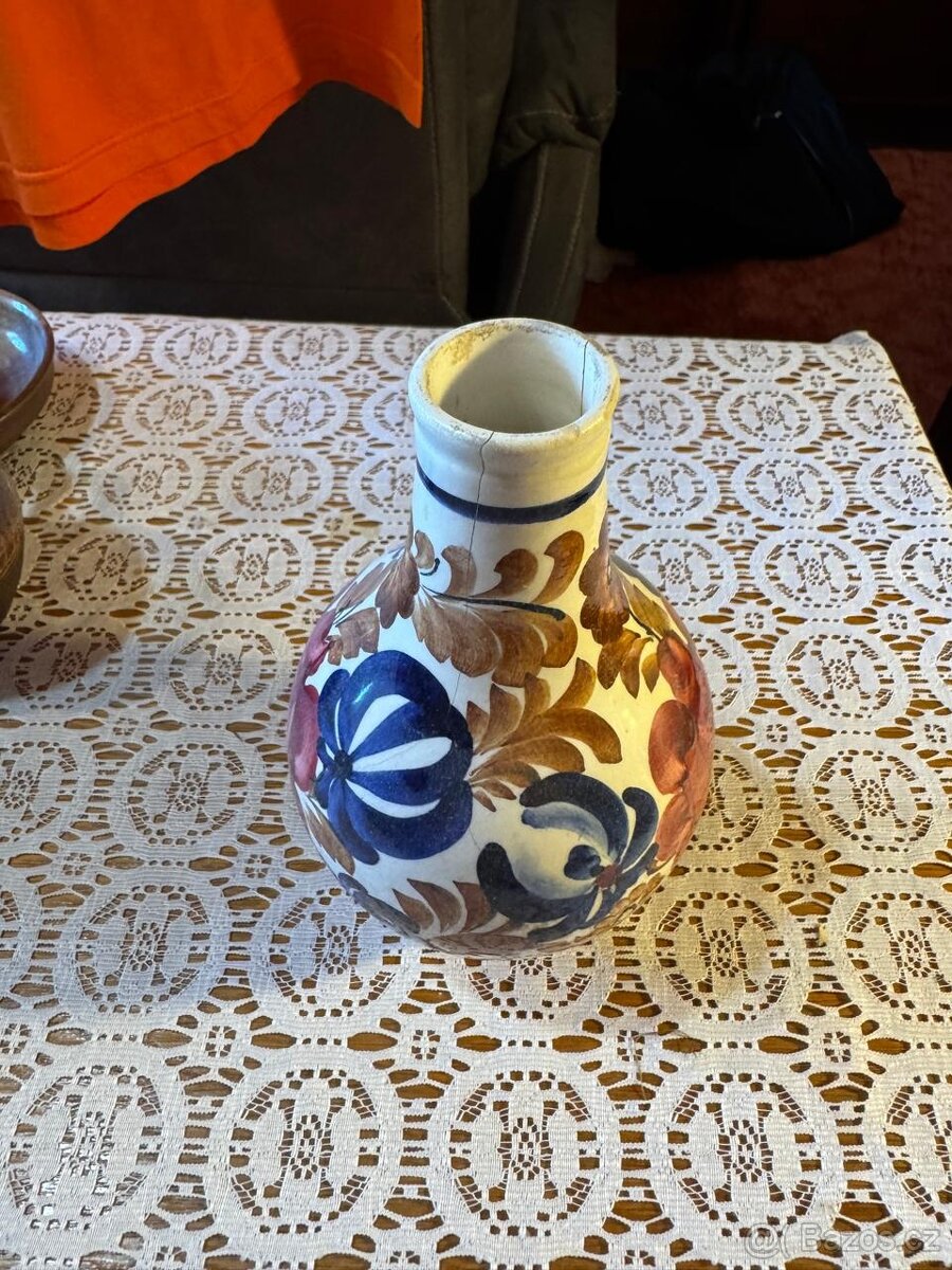 Baňatá keramická váza s ruční květinovou malbou