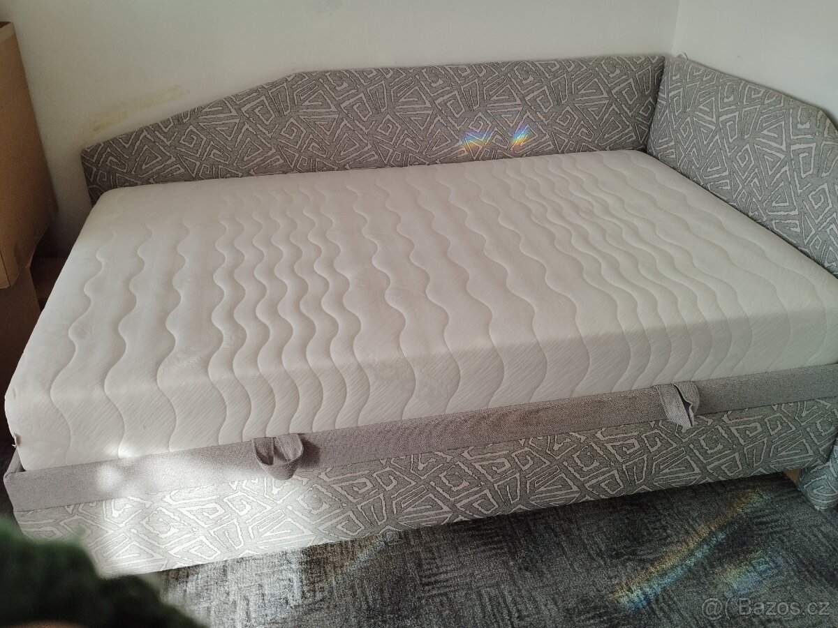 Postel s úložným prostorem