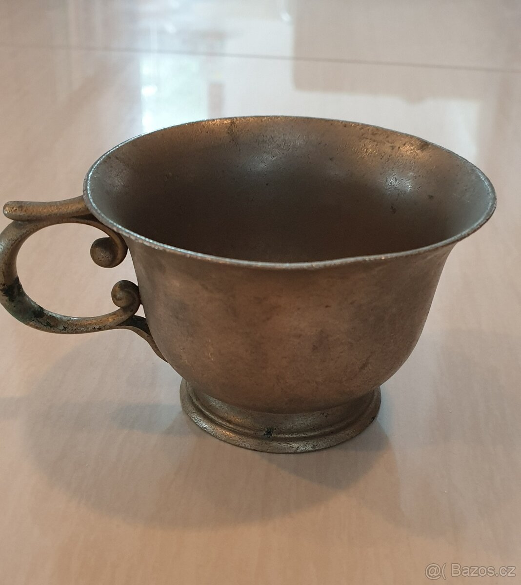 Starožitný kovový šálek