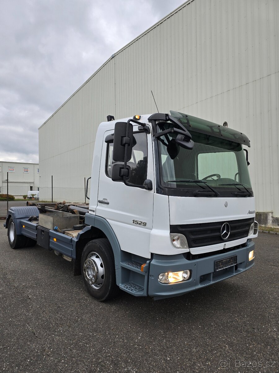 Mercedes Atego 1529. Hákový nosič kontejnerů