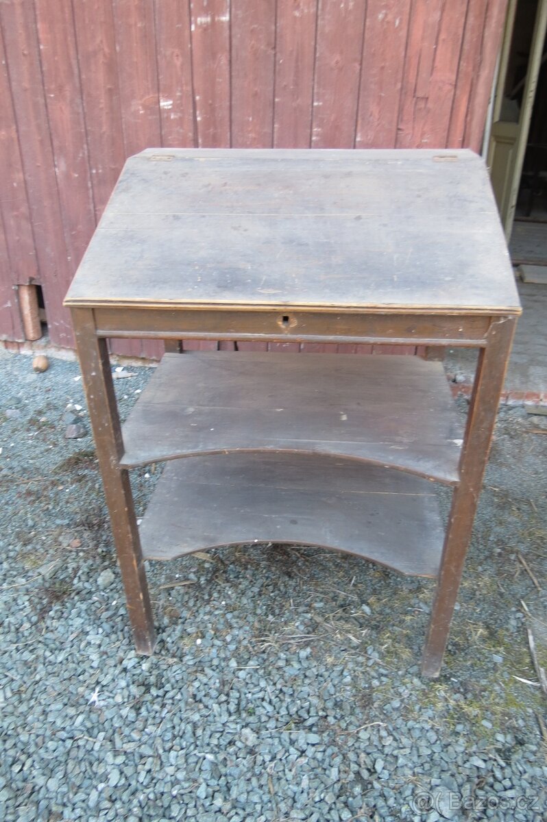 Stůl ze staré pošty na psaní