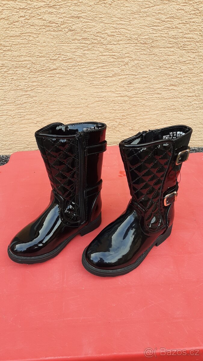 Nové dívčí lakované kozačky vel. 25