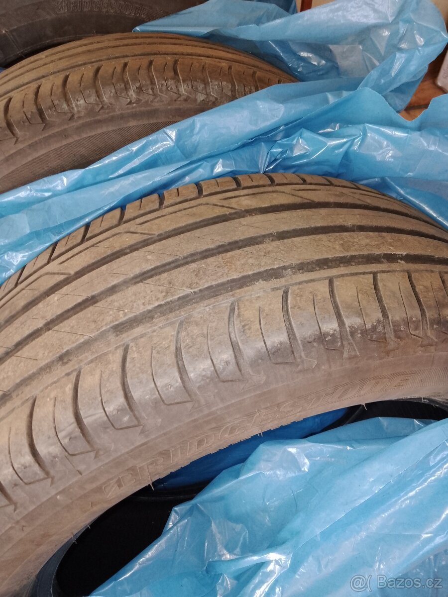 Prodám letní pneu Bridgestone 215/55 R17