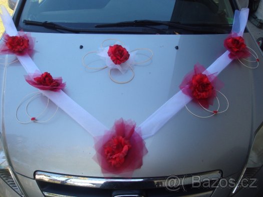 Svatební dekorace na auto nevěsty - červeno-bílá