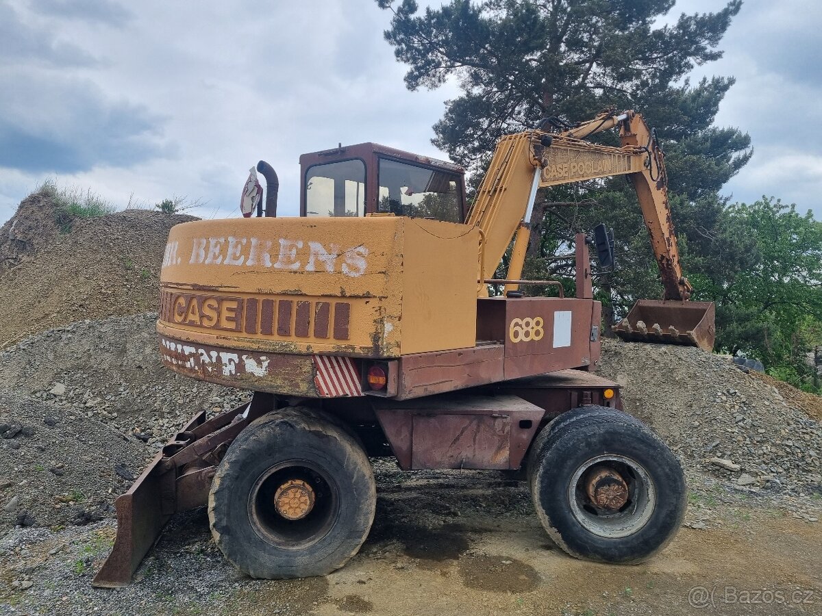 Kolový bagr CASE 688