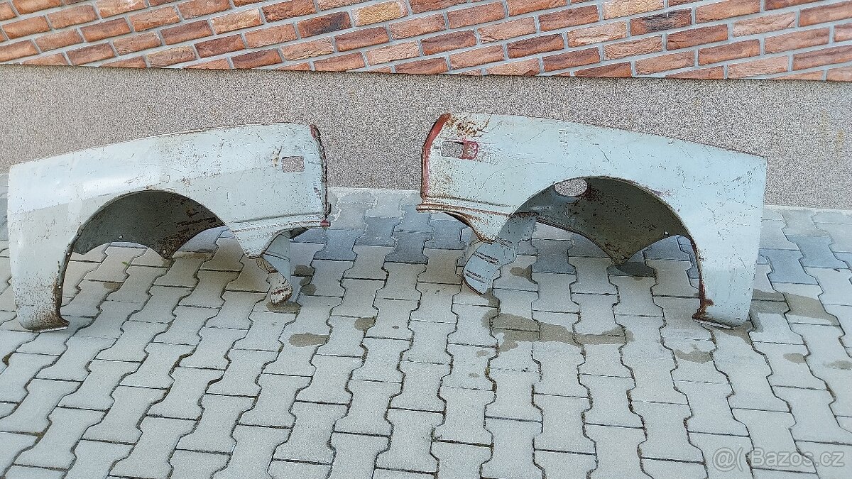 Prodám pravý a levý přední blatník s podběhem na Wartburga.