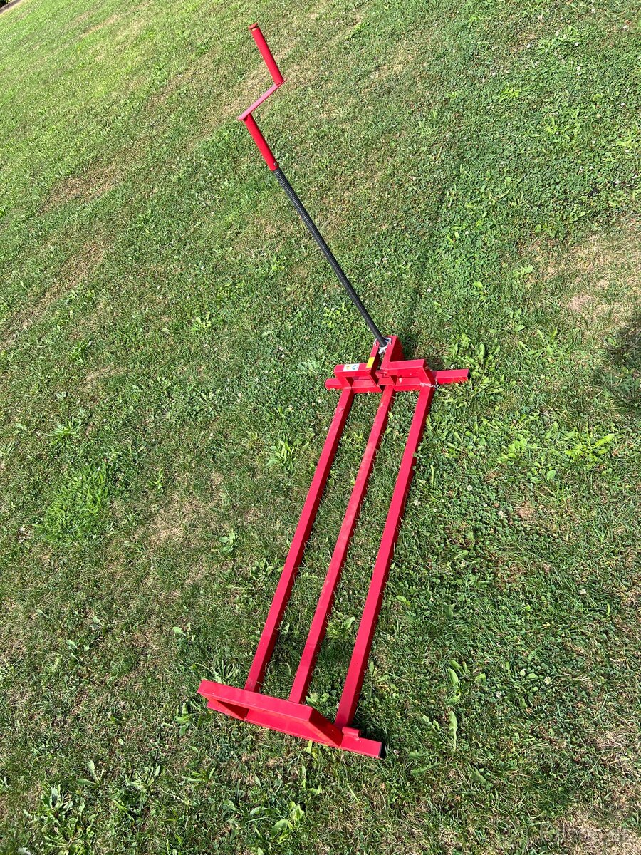 Zvedák na zahradní traktor