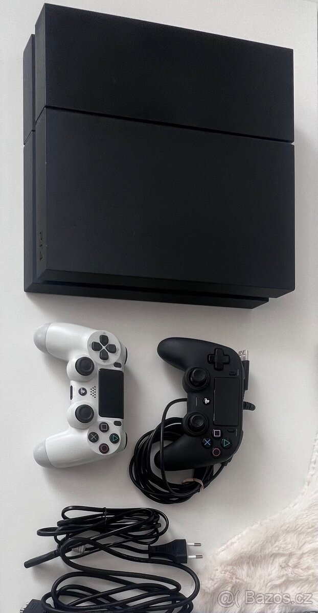 PlayStation 4 (500 GB) + 2 ovladače – připraveno k hraní