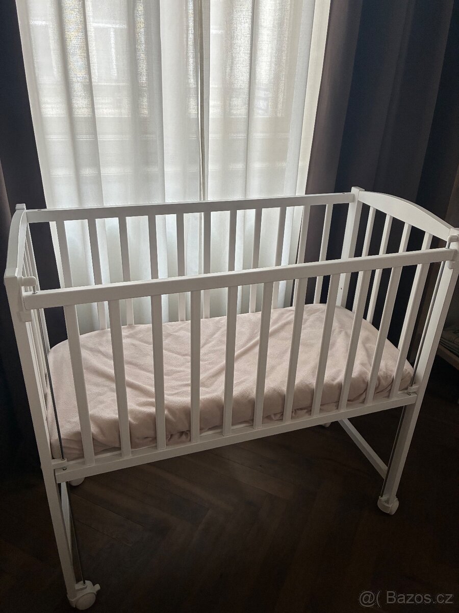 Dětská přístavná postýlka na kolečkách - TOP stav