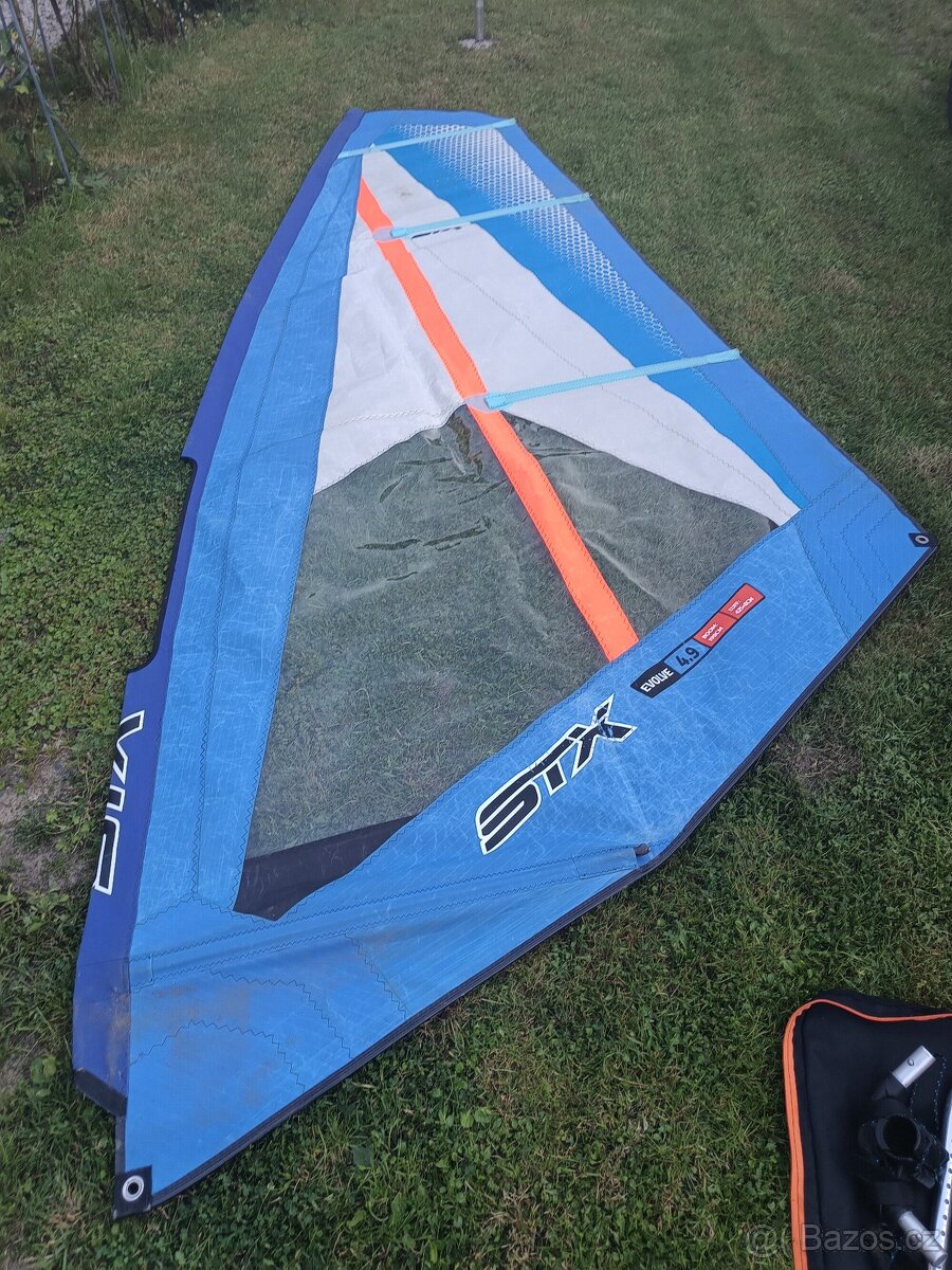 Windsurfing pouze kompletní plachta