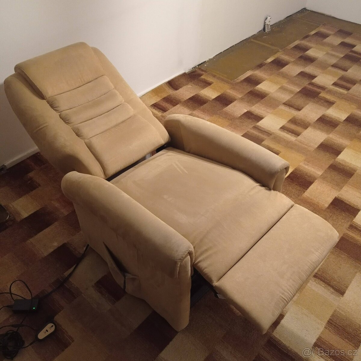 Elektrické polohovací TV a relaxační křeslo