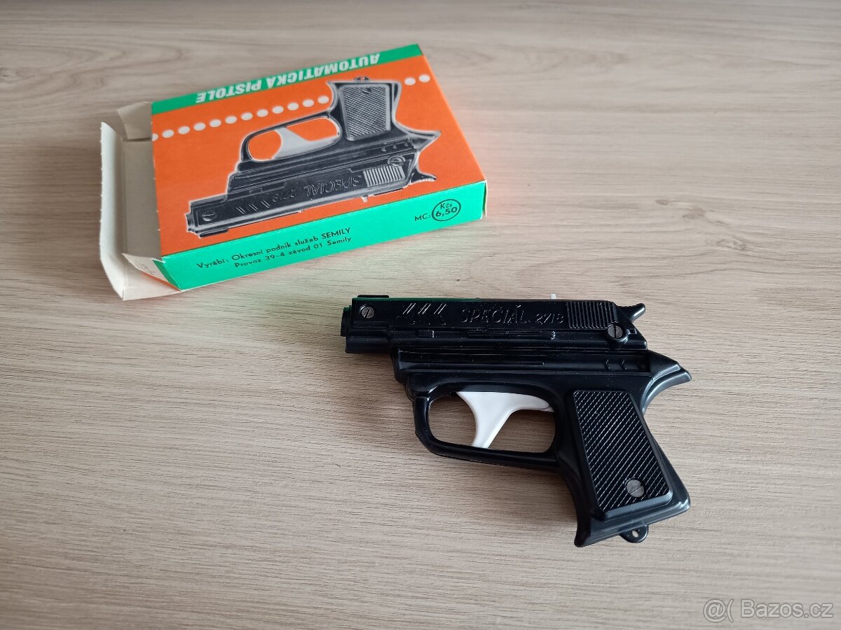 Stará plastová pistolka ČSSR