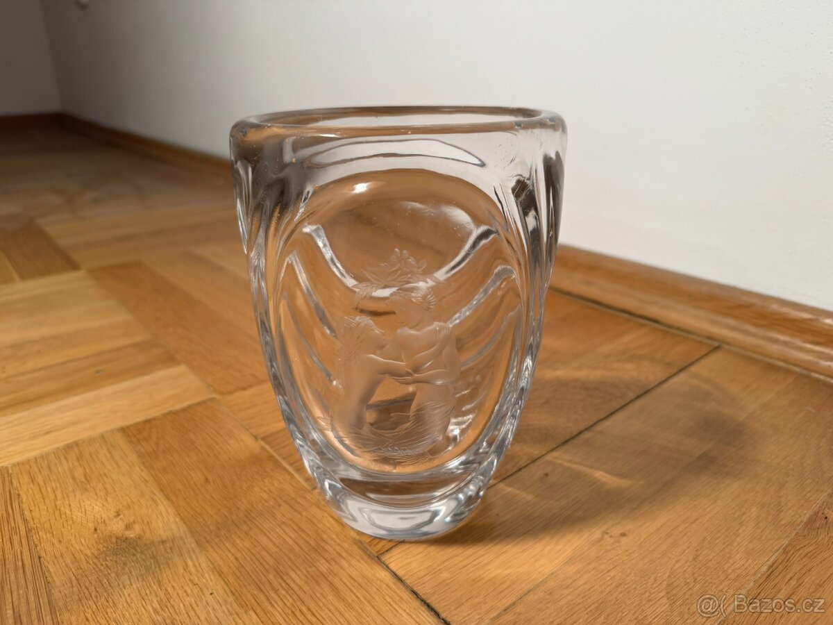Broušená skleněná váza