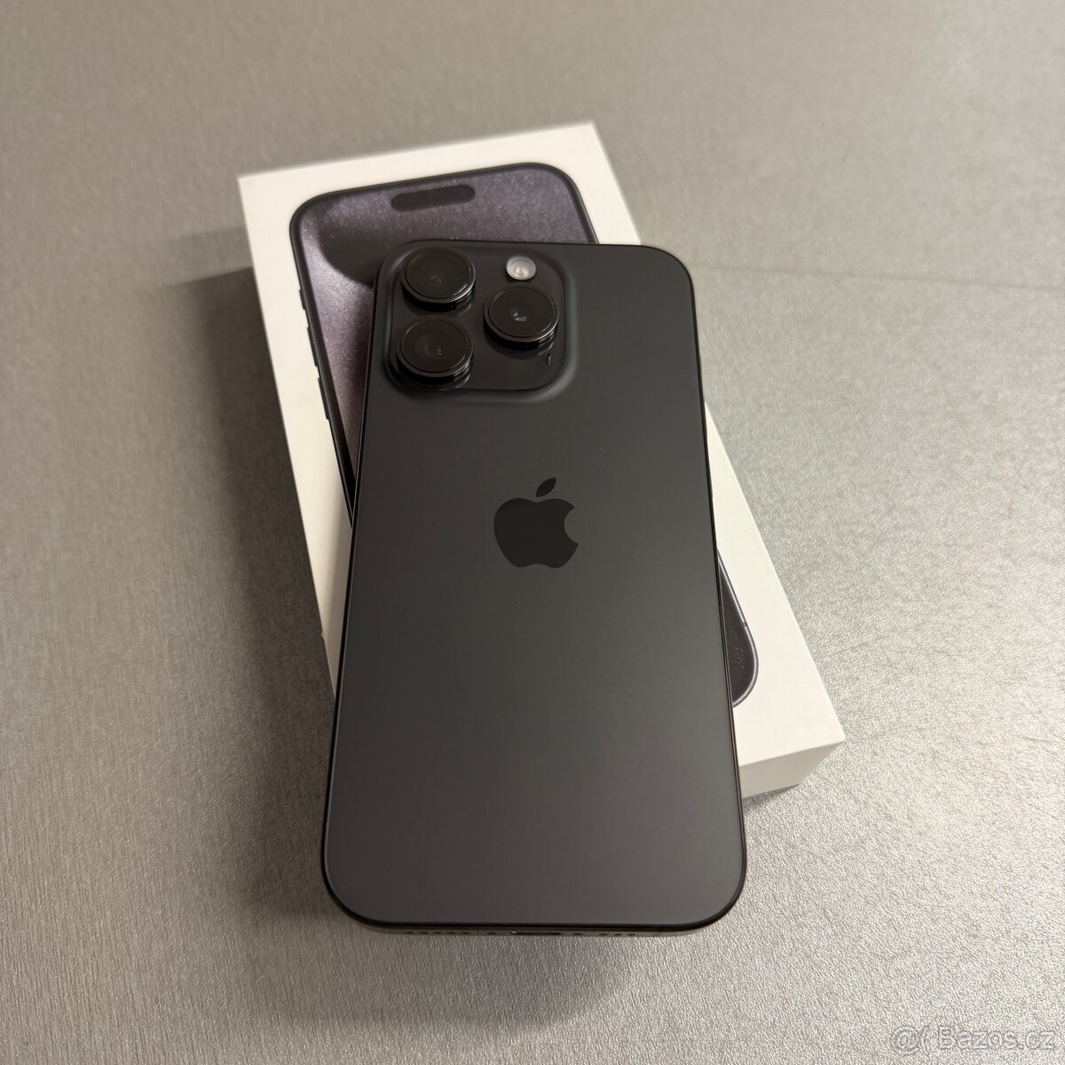 iPhone 15 Pro 128GB černý, bez škrábance, rok záruka