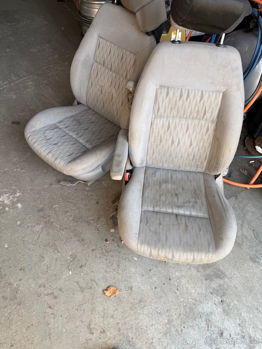 Otočné přední sedačky z VW Sharan