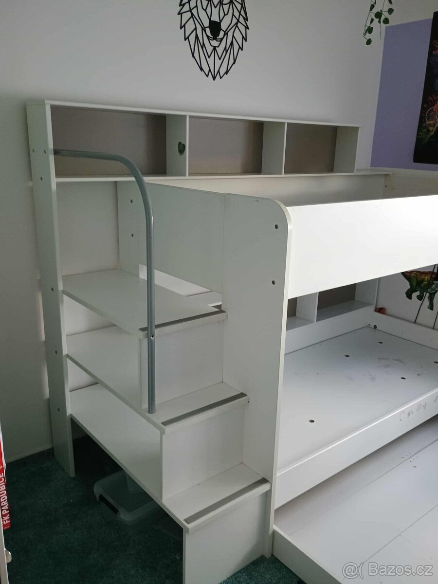 Dvoupatrová postel s vysouvacím regálem (3. lůžko)