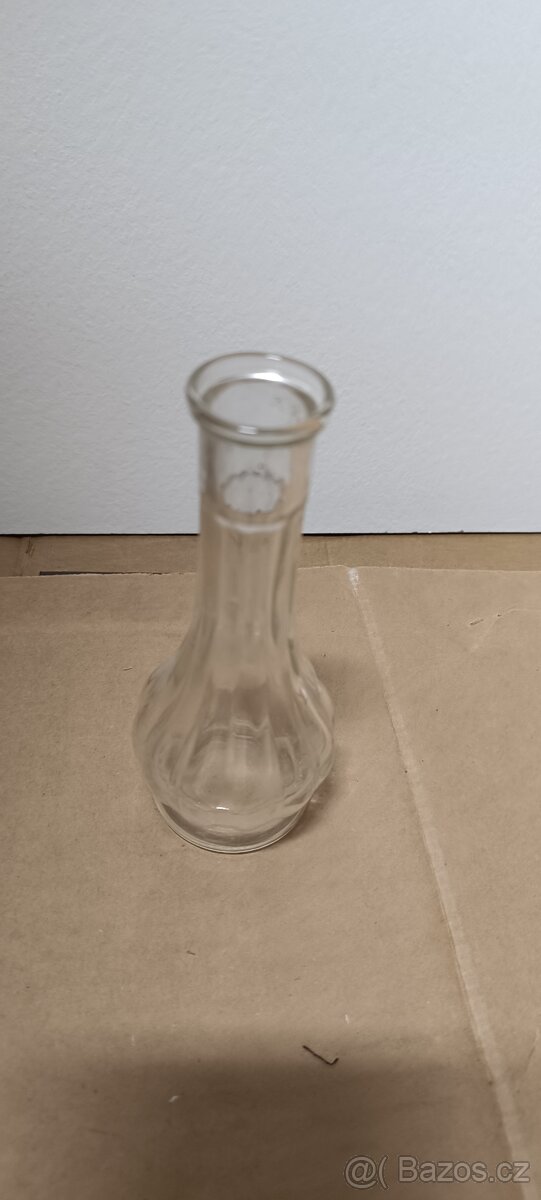 skleněná vázička