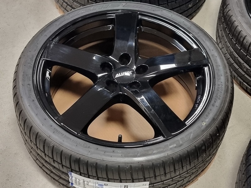 letní ALUTEC Freeze 7,5x19" 5x112 ET40 s pneu 225/40 R19