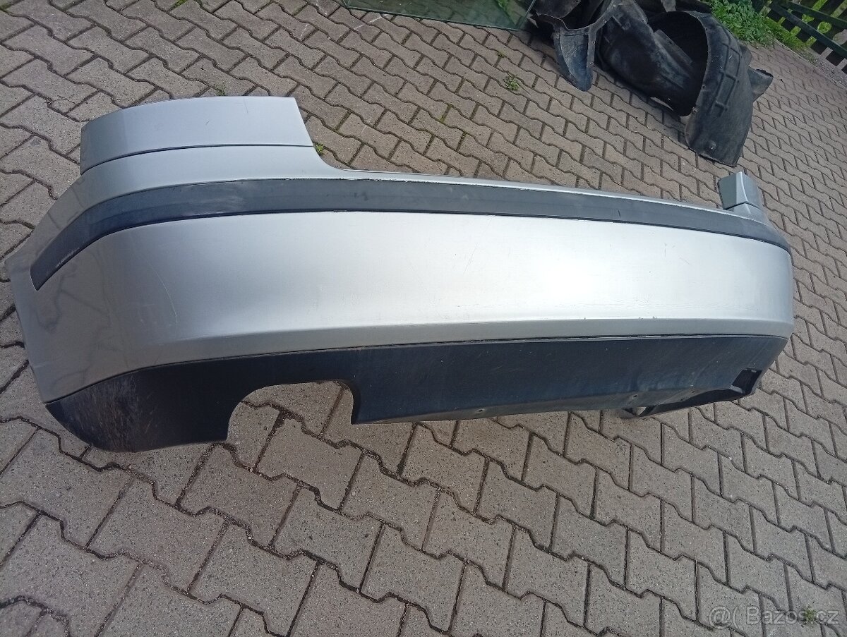 Prodám zadní nárazník na škoda Octavia 2, sedan rok 2008, p