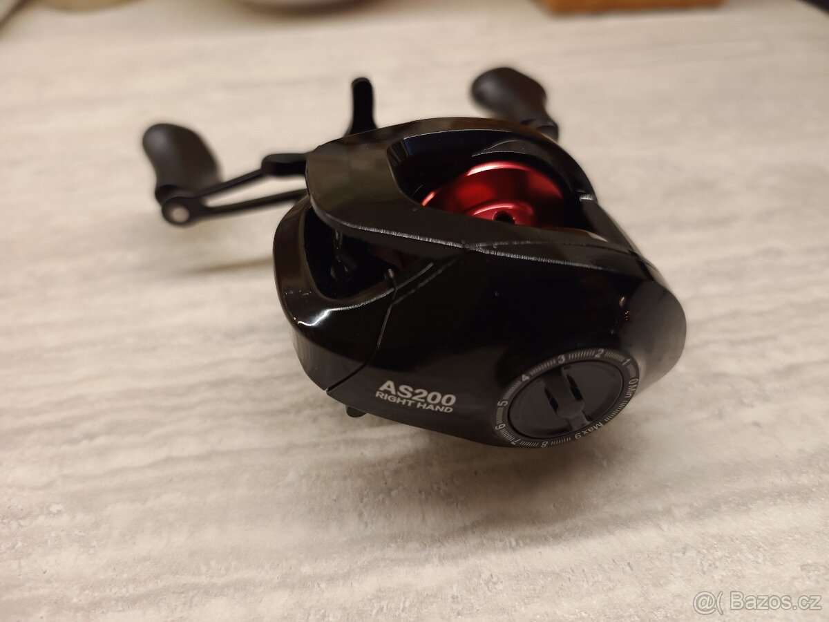 Baitcast naviják + woblery