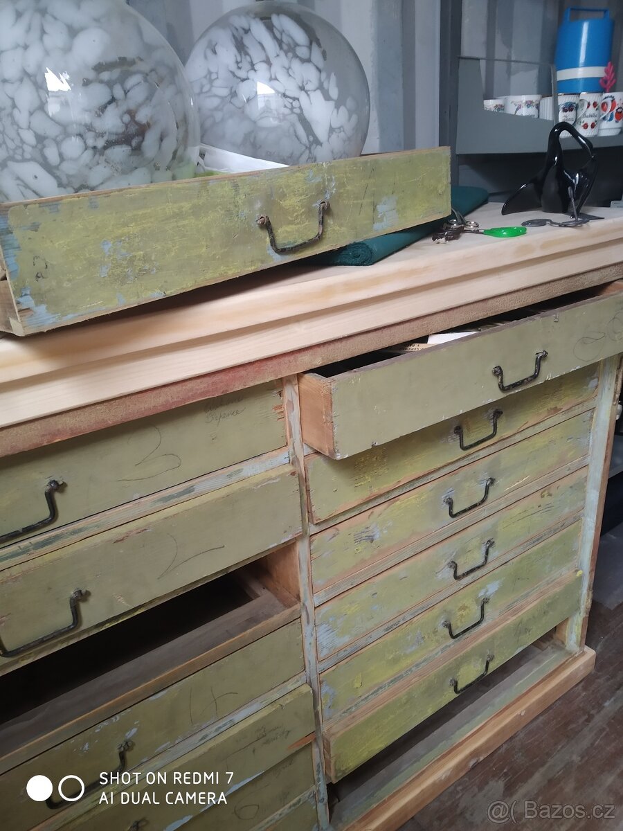 Starožitná zásuvková komoda