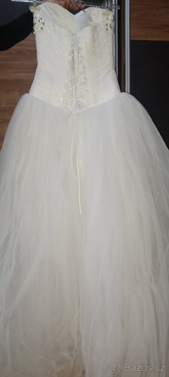 Svatební šaty