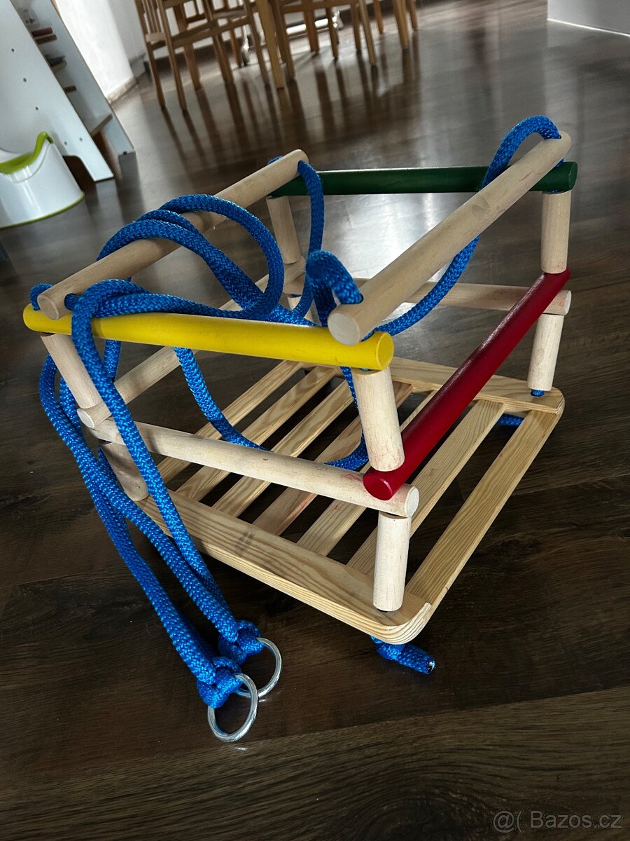 Drevena zavesna houpacka